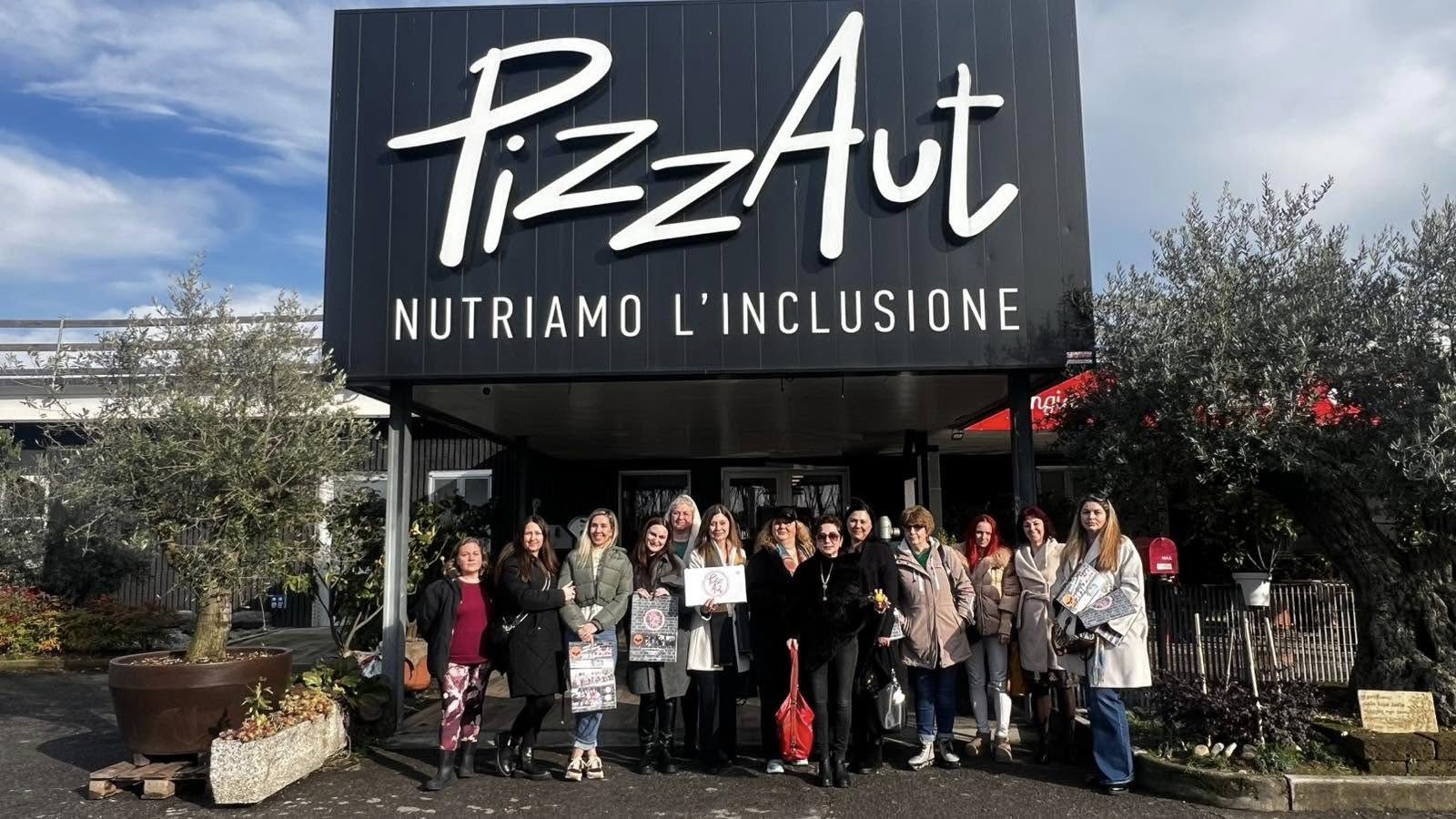 Групова снимка пред PizzAut, Монца – Nutriamo l'inclusione